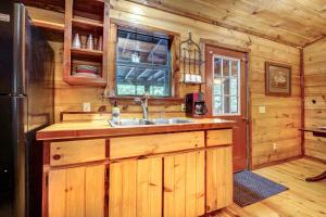 Kuchyň nebo kuchyňský kout v ubytování Private Broken Bow Cabin with Hot Tub and Gazebo!