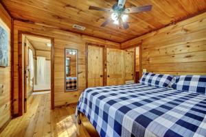 Postel nebo postele na pokoji v ubytování Private Broken Bow Cabin with Hot Tub and Gazebo!