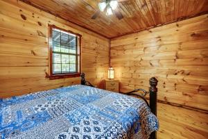Tempat tidur dalam kamar di Private Broken Bow Cabin with Hot Tub and Gazebo!