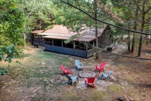 Zahrada ubytování Private Broken Bow Cabin with Hot Tub and Gazebo!