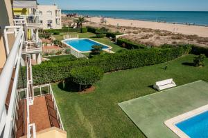 Bazén v ubytovaní PRIMERISIMA LINES DE PLAYA AP10 apartamento alebo v jeho blízkosti
