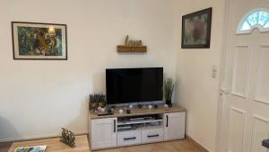 uma sala de estar com uma televisão de ecrã plano num armário em Studio les petits lutins em Entraigues-sur-la-Sorgue
