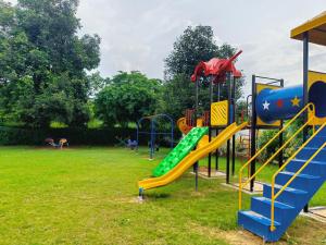 um parque infantil com escorrega e escorrega em Savitri Resort em Pushkar