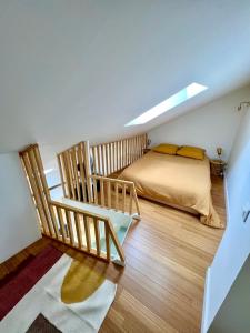 a bedroom with a bed and a stair case at Appartement au centre de Toulouse in Toulouse