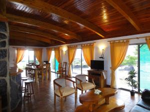 The lounge or bar area at Heva Eco Lodge