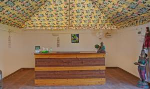 a room with a ceiling with a wooden counter at Treebo Trend Desert Harmony Resort in Sām