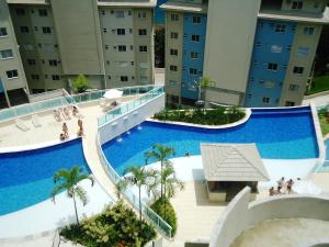 an overhead view of a swimming pool in a building at Apartamento Angra in Mangaratiba