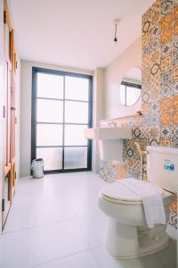 烏隆他尼的住宿－V1客房酒店，一间带卫生间和水槽的浴室