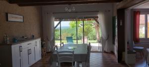 een keuken en eetkamer met een tafel en een raam bij Combe Belle in Vézac