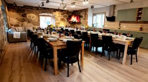 una grande sala da pranzo con un lungo tavolo e sedie di Exclusive House a Olofström