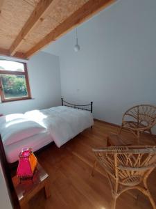una camera con letto, tavolo e finestra di Le Gîte du Herdal a Profondeville