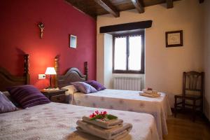 1 dormitorio con 2 camas y toallas. en Casa Rural Senperenea I Landetxea, en Irurita