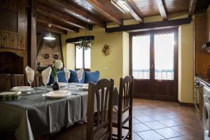 ein Esszimmer mit einem Tisch und einem blauen Tischtuch in der Unterkunft Casa Rural Senperenea I Landetxea in Irurita