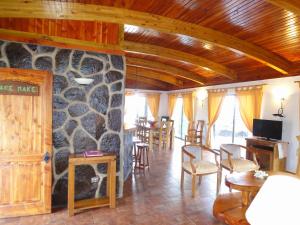 TV a/nebo společenská místnost v ubytování Heva Eco Lodge