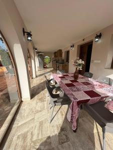 a dining room with a table and chairs at Villa Mandolyn in Alhaurín de la Torre