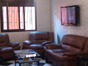 salon z kanapami, kanapą i stołem w obiekcie APPARTEMENT ZENITH w mieście Casablanca