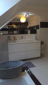 A cozinha ou cozinha compacta de Komfortowe Noclegi
