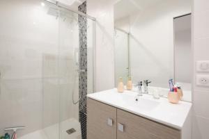 a bathroom with a sink and a shower at Maison de ville à proximité du centre historique in Villeneuve-lès-Avignon