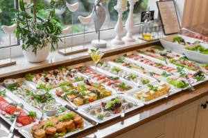 un buffet con muchos tipos diferentes de comida a la vista en Villa Atlantis, en Grzybowo