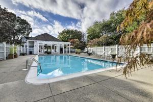 uma piscina num quintal com uma cerca branca em Norwich The Villas Near Mohegan Sun Casino em Norwich