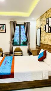 DALAT STREAM HOTEL-Khách sạn đẹp Đà Lạt في دالات: غرفة نوم بسرير كبير ونافذة