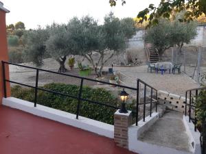 una escalera que conduce a un patio con árboles y una mesa en Nice room with swimming pool, en Cocentaina