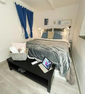 Posteľ alebo postele v izbe v ubytovaní LEONARDO suites