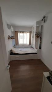 een kleine slaapkamer met een bed en een raam bij Apartment in residential complex with pool in Klorakas