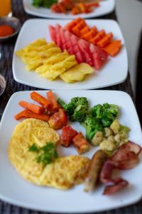 dos platos de comida con huevos y verduras. en Kidi's Lodge Gilitrawangan, en Gili Trawangan