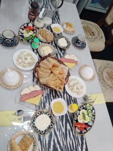 Une table avec un paquet de nourriture. dans l'établissement Gavhar House, à Khiva