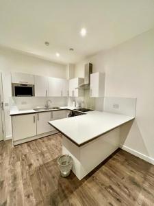 مطبخ أو مطبخ صغير في Spacious Flat in West Croydon