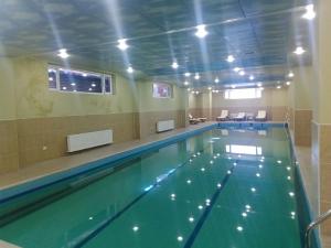 una gran piscina cubierta de agua verde en Shindan Hotel Astara, en Astara