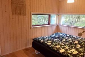 um quarto com uma cama e uma janela em Luxury 109m2 cottage DunesNorthSea LøkkenBlokhus Denmark em Lokken