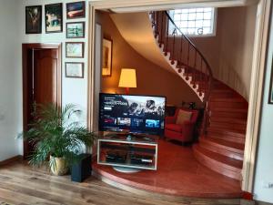 Televízia a/alebo spoločenská miestnosť v ubytovaní VILLA BELLA ESTANÇA
