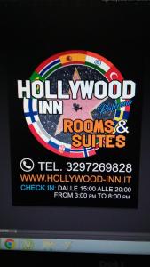 una pantalla de televisión con un cartel de los cantantes de la posada de Hollywood remixes en Hollywood Inn Palermo, en Palermo