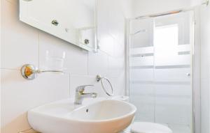 Koupelna v ubytování Stunning Home In El Coronil With Wifi