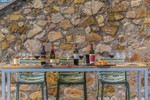 einen Tisch mit Flaschen und Gläsern Wein in der Unterkunft Fattoria di Magliano Winery in Magliano in Toscana