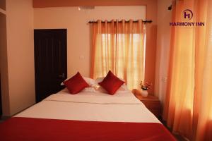 Postel nebo postele na pokoji v ubytování Harmony Inn