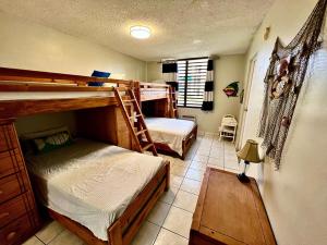 リオ・グランデにあるEntire Beach Apartment with view to El Yunque National Rain Forestのハウス内の二段ベッド2台が備わる部屋
