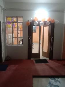 een kamer met een spiegel en een hal met een deur bij Picture Perfect Homestay in Cherrapunji