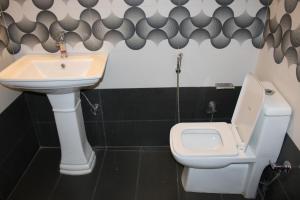 Un baño de Hotel The Sliver land # Mountain view # River view # Near Volvo Bus Stand # Family Hotel # Open Terrace