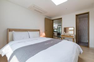 Ліжко або ліжка в номері JS Residence Hotel Okpo