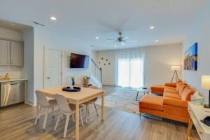 Una cocina y una sala de estar con una mesa y un sofá. en #BestStayEverNashville, en Nashville