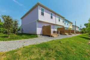 una casa con tres bancos de madera delante de ella en #BestStayEverNashville, en Nashville