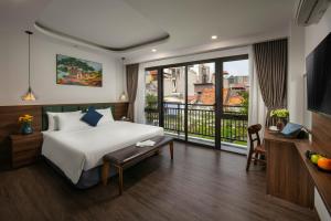 Cette chambre d'hôtel comprend un lit et un balcon. dans l'établissement Hanoi Vacanza Premier Hotel, à Hanoï