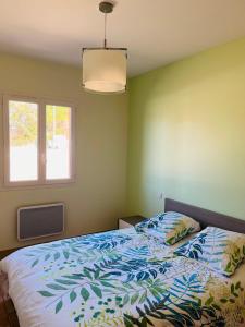 a bedroom with a bed and a window at Jolie villa au cœur du Lauragais in Lanta