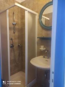 ein Bad mit einer Dusche und einem Waschbecken in der Unterkunft casa in riva al lago Diletta Spiti in Castelletto sopra Ticino