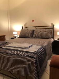 uma cama num quarto com duas lâmpadas e uma cama sidx sidx em Διαμερίσμα σε πολυκατοικία ως ολόκληρος χώρος. em Piraeus