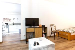 ein Wohnzimmer mit einem TV und einem Sofa in der Unterkunft Apartmán na Jednotke in Banská Bystrica