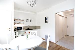 A kitchen or kitchenette at Apartmán na Jednotke
